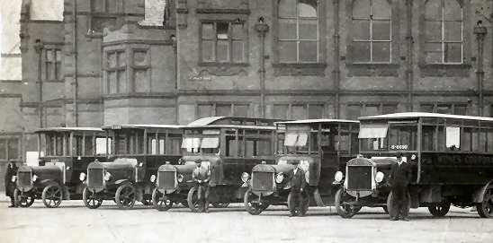 Tilling Stevens fleet at Widnes Town Hall c1925.jpg (35955 bytes)